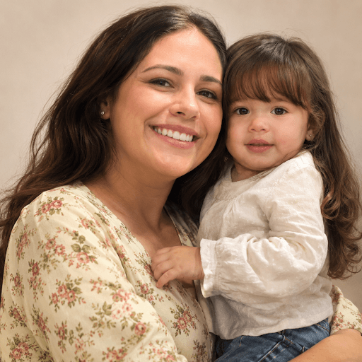 Mãe com a filha no colo